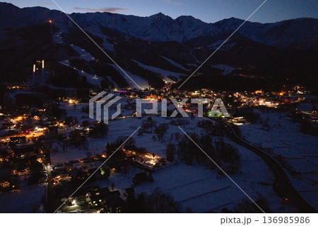 美しい白馬の夜景　長野県白馬村（ドローンによる空撮） 136985986