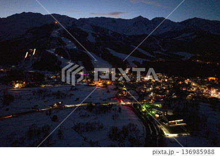 美しい白馬の夜景　長野県白馬村（ドローンによる空撮） 136985988