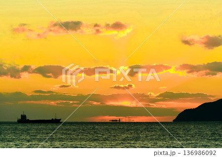 日没直後の夕焼け海岸 日没直後の夕焼け海岸 136986092