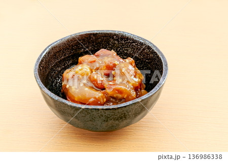 小鉢に盛ったピーナッツ味噌、和え物おかず 小鉢に盛ったピーナッツ味噌、和え物おかず 136986338