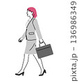 女性のビジネスパーソンがビジネスバッグを片手に歩いている姿のイラスト 136986349