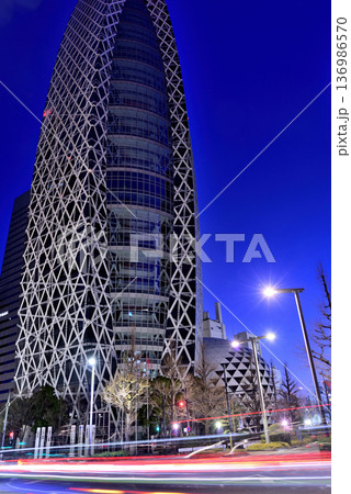 東京 新宿駅西口 モード学園コクーンタワー 夜景 東京 新宿駅西口 モード学園コクーンタワー 夜景 136986570