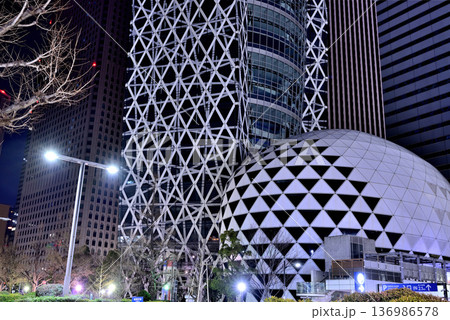 東京 新宿駅西口　モード学園コクーンタワー 夜景 136986578