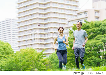 ジョギングをするミドル夫婦 136986624