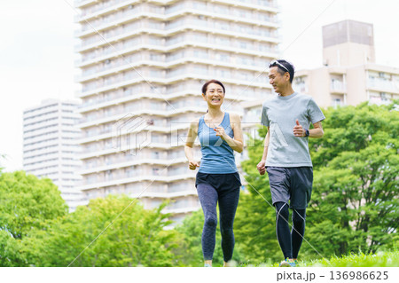 ジョギングをするミドル夫婦 136986625