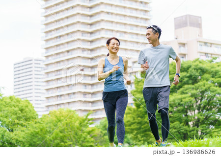 ジョギングをするミドル夫婦 136986626