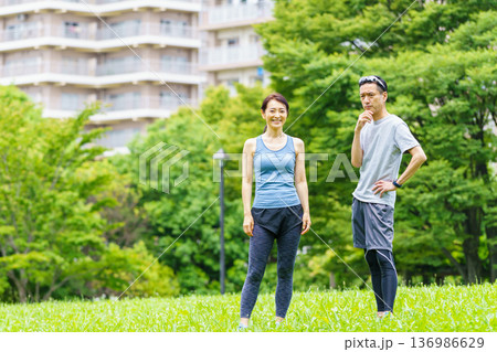 ウォーキングをするミドル夫婦 136986629