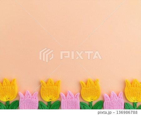 毛糸のチューリップが下に並んでいる背景 136986788