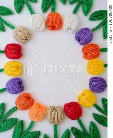 毛糸で編んだカラフルなチューリップのフレーム 136986789