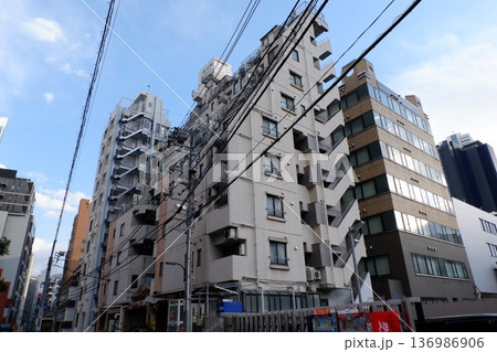 西新宿のマンションと雑居ビル群 西新宿のマンションと雑居ビル群 136986906