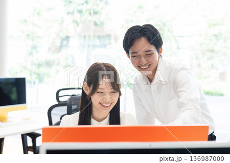 パソコンに向かう学生 パソコンに向かう学生 136987000