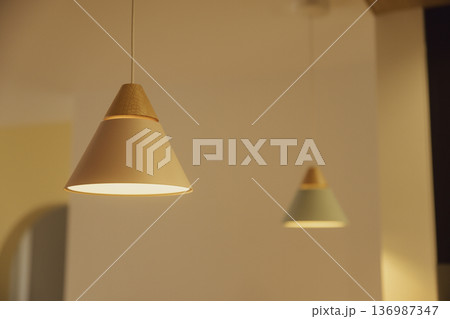 新築のペンダントライトイメージ 136987347