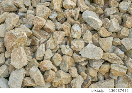 建設・土木工事に使用される天然の砕石のテクスチャ 建設・土木工事に使用される天然の砕石のテクスチャ 136987452