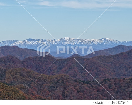 三国山脈の雪を抱く山並みと晩秋の自然風景 136987564