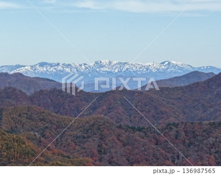 三国山脈の雪を抱く山並みと晩秋の自然風景 136987565