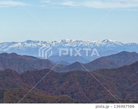 三国山脈の雪を抱く山並みと晩秋の自然風景 136987566