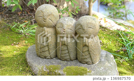 微笑みのお地蔵様 鎌倉・長谷寺の良縁地蔵 微笑みのお地蔵様 鎌倉・長谷寺の良縁地蔵 136987570