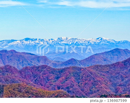 色鮮やかな晩秋の山並みと雪を抱く三国山脈 136987599