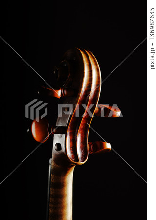 名器レアンドロ・ビジャッキのヴァイオリン高級クラシック弦楽器のスタジオ撮影  136987635