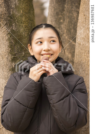 焼き芋を食べる女の子 136987681