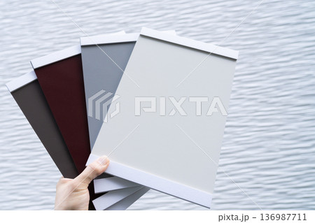 色見本で外壁塗装の色を決めるシーン　手元 136987711