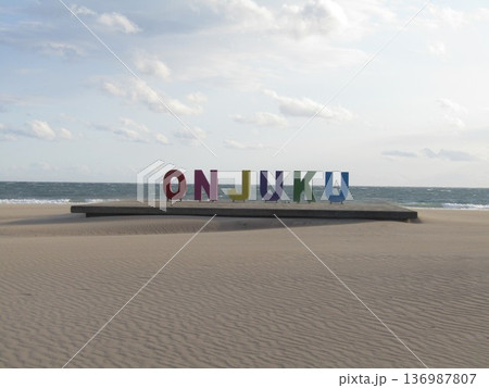 千葉県の御宿にある月の沙漠記念像付近の風景 136987807