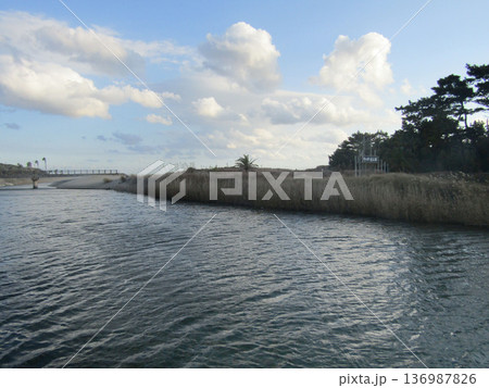 千葉県の御宿にある月の沙漠記念像付近の風景 136987826