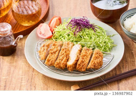 ロースとんかつ定食 136987902