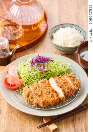 ロースとんかつ定食 ロースとんかつ定食 136987913