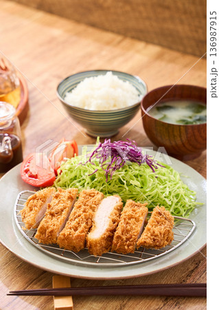 ロースとんかつ定食 136987915