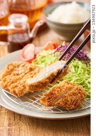 ロースとんかつ定食 ロースとんかつ定食 136987923