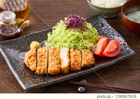 ロースとんかつ定食 136987926