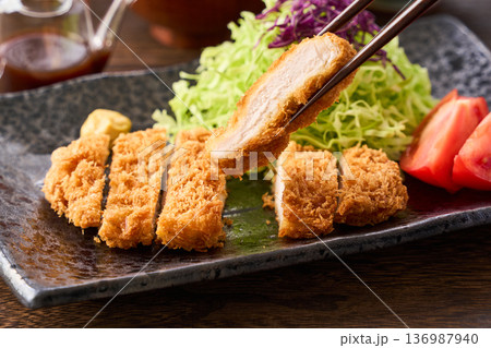 ロースとんかつ定食 136987940