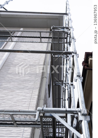 一般住宅の例 足場がけが始まった外壁修繕工事の現場 一般住宅の例 足場がけが始まった外壁修繕工事の現場 136987953