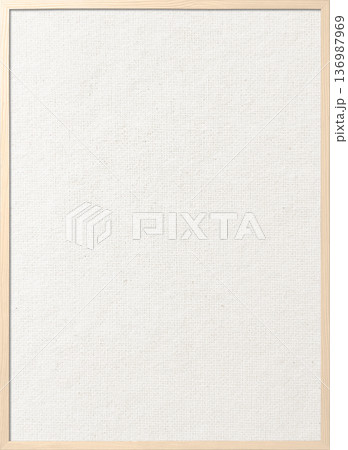木製フレームの白木色の細い枠のある白い綿麻キャンバス地ボードの縦長の背景画像 136987969