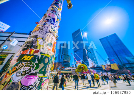 日本の東京都市景観2月21日。ここのシールは健在。インバウンドが続く渋谷。ほとんどが外国人観光客… 136987980