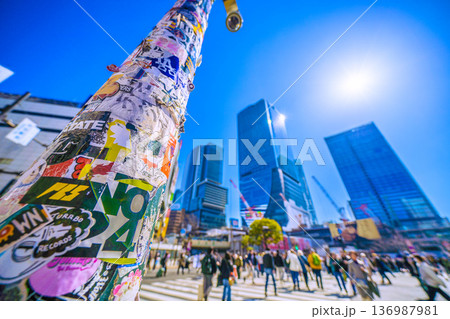 日本の東京都市景観2月21日。ここのシールは健在。インバウンドが続く渋谷。ほとんどが外国人観光客… 日本の東京都市景観2月21日。ここのシールは健在。インバウンドが続く渋谷。ほとんどが外国人観光客… 136987981