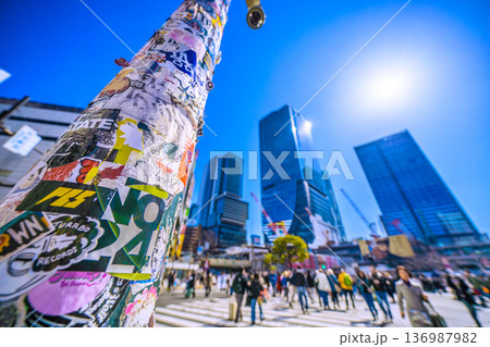 日本の東京都市景観2月21日。ここのシールは健在。インバウンドが続く渋谷。ほとんどが外国人観光客… 136987982