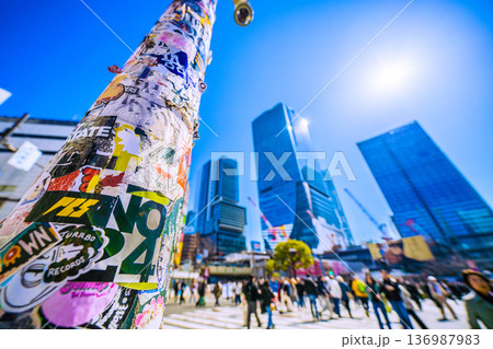 日本の東京都市景観2月21日。ここのシールは健在。インバウンドが続く渋谷。ほとんどが外国人観光客… 136987983