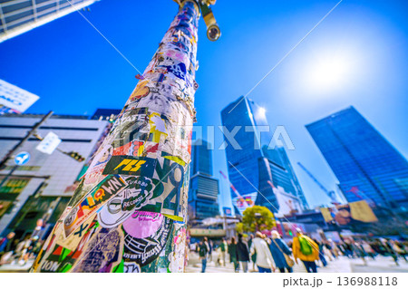 日本の東京都市景観2月21日。ここのシールは健在。インバウンドが続く渋谷。ほとんどが外国人観光客… 日本の東京都市景観2月21日。ここのシールは健在。インバウンドが続く渋谷。ほとんどが外国人観光客… 136988118