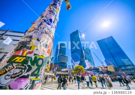 日本の東京都市景観2月21日。ここのシールは健在。インバウンドが続く渋谷。ほとんどが外国人観光客… 日本の東京都市景観2月21日。ここのシールは健在。インバウンドが続く渋谷。ほとんどが外国人観光客… 136988119