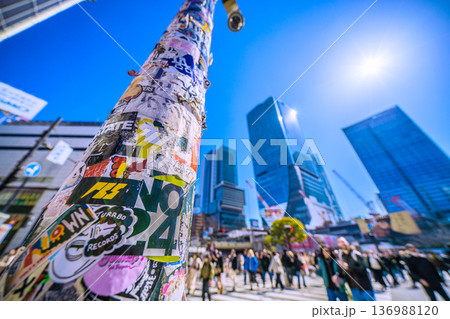 日本の東京都市景観2月21日。ここのシールは健在。インバウンドが続く渋谷。ほとんどが外国人観光客… 日本の東京都市景観2月21日。ここのシールは健在。インバウンドが続く渋谷。ほとんどが外国人観光客… 136988120