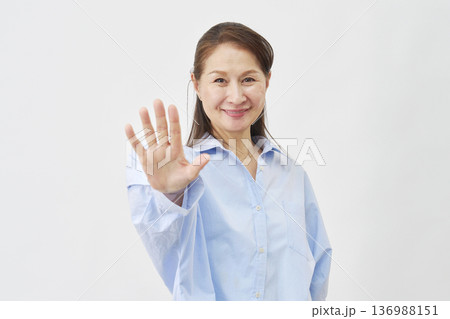 白背景で制止する高齢女性 白背景で制止する高齢女性 136988151