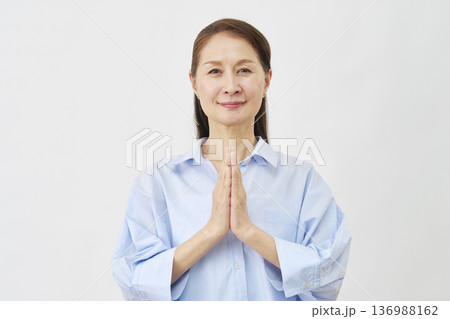 白背景で祈る高齢女性 白背景で祈る高齢女性 136988162
