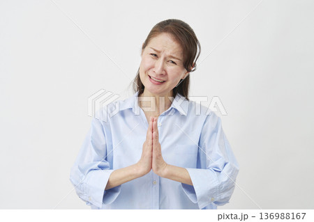 白背景で懇願する高齢女性 136988167