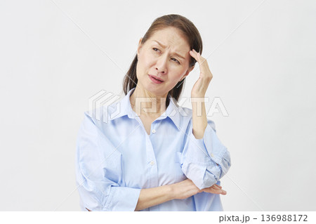 白背景で頭痛の女性 白背景で頭痛の女性 136988172