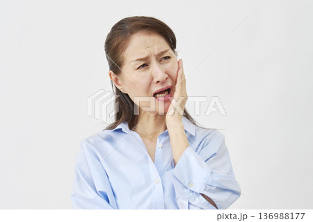 白背景で歯痛に悩む女性 136988177