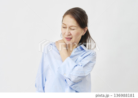 白背景で肩の痛みに悩む女性 136988181