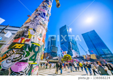 日本の東京都市景観2月21日。ここのシールは健在。インバウンドが続く渋谷。ほとんどが外国人観光客… 日本の東京都市景観2月21日。ここのシールは健在。インバウンドが続く渋谷。ほとんどが外国人観光客… 136988224