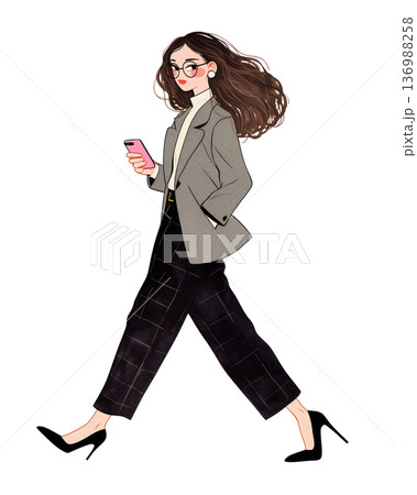 街中でスマホを持って歩く女性 136988258